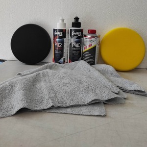 Cosa è il kit lucidatura professionale ? 
il kit è una serie di prodotti (vedi su quali) che serve per lucidare l'auto in modo professionale e senza aloni si utilizza con l'ausilio di una lucidatrice professionale dove verranno applicati i tamponi a strappo per utilizzare le paste abrasive con nuova formula lucidante, la quantità dei prodotti è adatta per lucidare un'auto di medie dimensioni bastano poche gocce per ogni elemento.
https://www.verniciweb.it/shop/lucidare-auto/kit-lucidatura-professionale